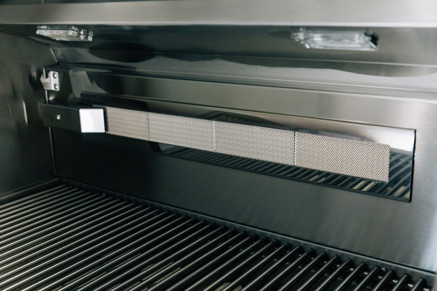 Summerset Alturi 30 inch Built-in Grill with Stainless Steel 304 Main Burners & Rotisserie Back Burner ALT30T