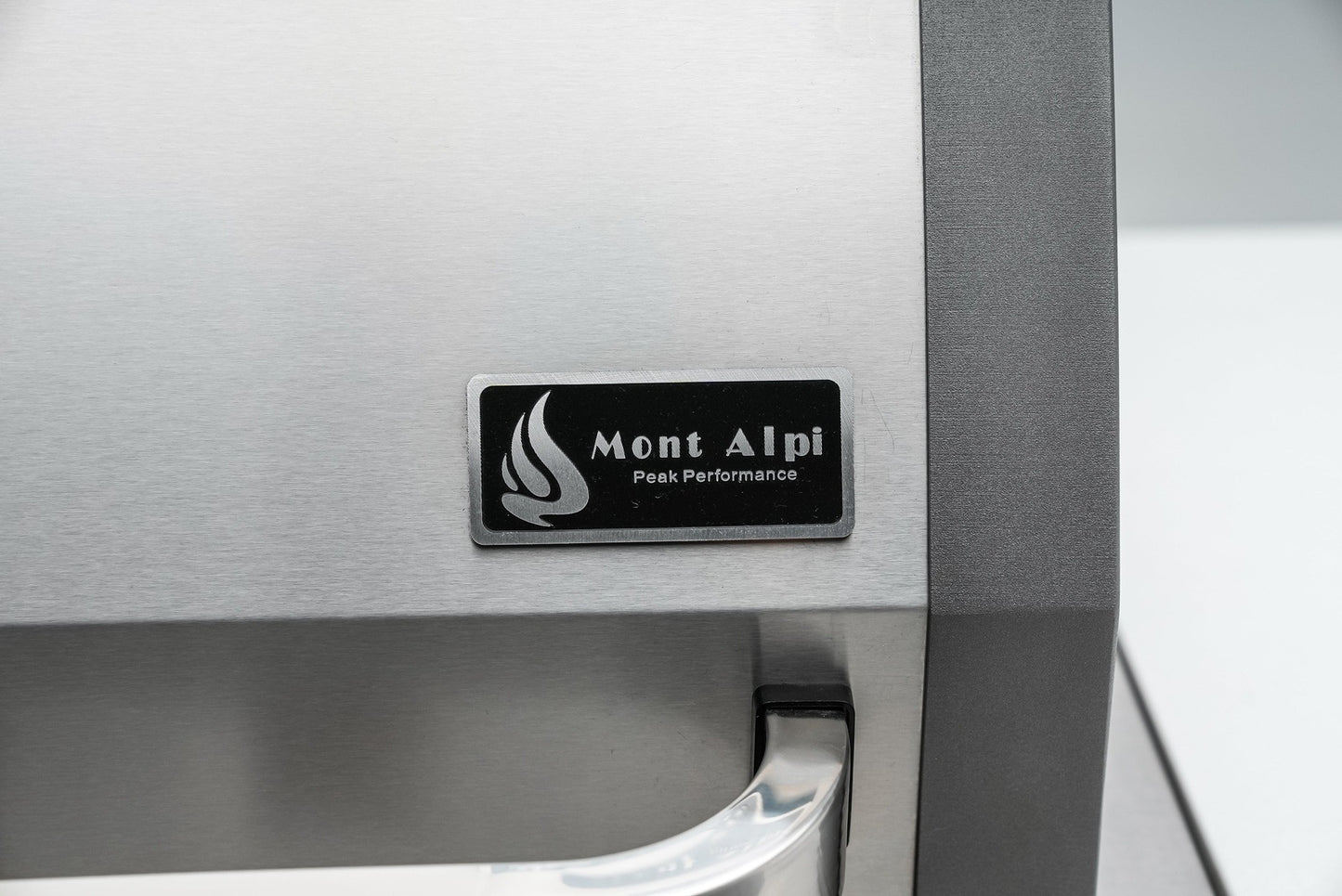 Mont Alpi 400 L-Shaped Deluxe Island with a 90 Degree Corner and Kegerator